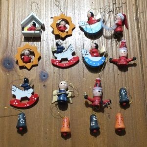16 tiny hanging Xmas ornaments. 🎄